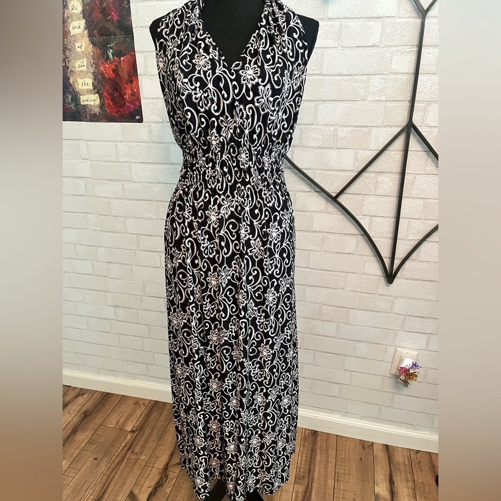 Elegant Black and White Floral Maxi Dress